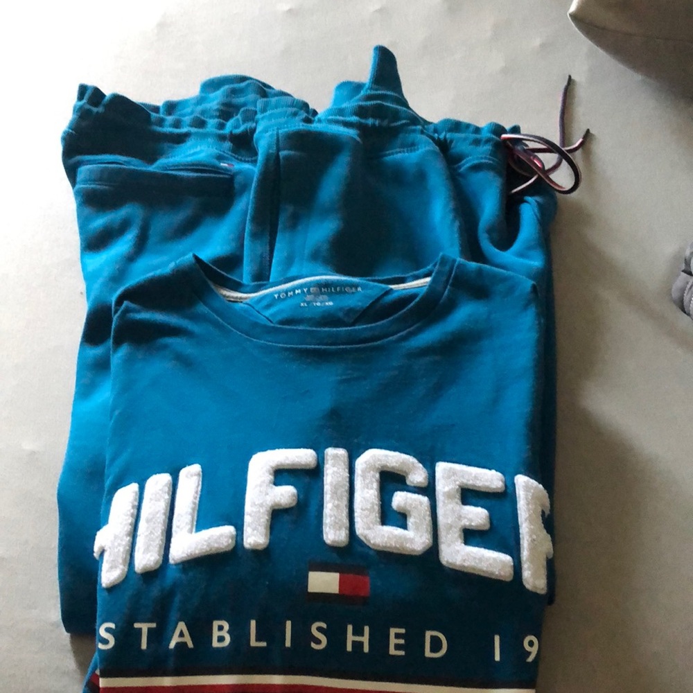 Mens xl Hilfiger tee and joggers